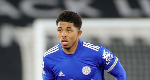 "حدث تاريخي".. صحف إنجلترا ترصد إفطار لاعب ليستر سيتي في الملعب